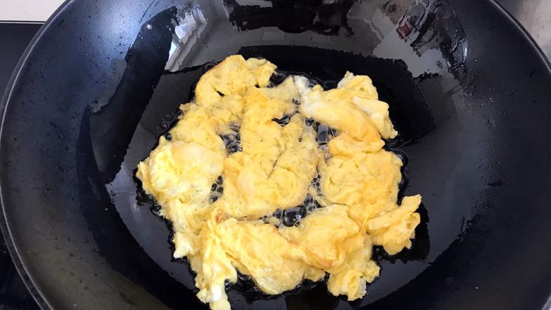 番茄炒鸡蛋,油热了，将鸡蛋液倒入锅中，炒成块，不要炒太老，也就是3～5秒钟就赶紧出锅，不然鸡蛋会发硬口感不好。