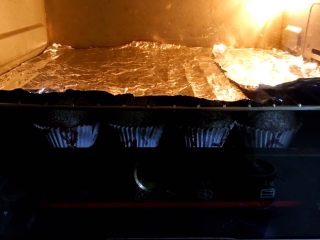黑麦面包,烤箱预热至180度，烤盘送人烤箱20分钟烤制，中间上色满意加盖锡纸。
