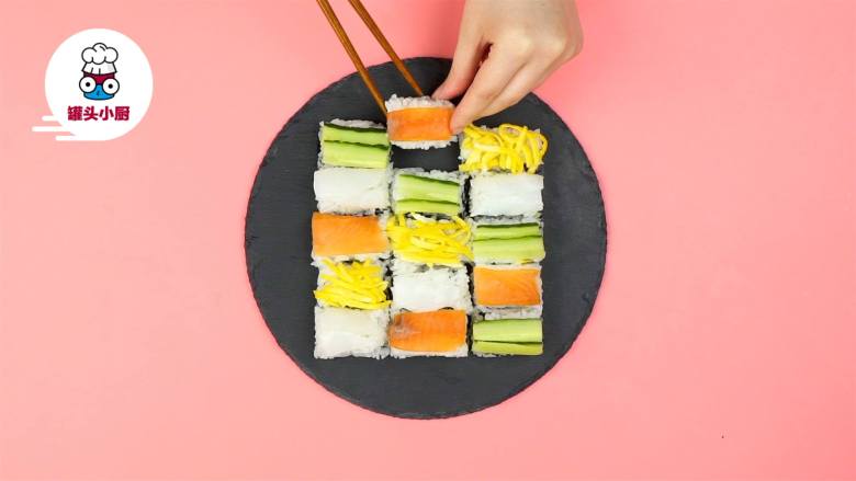 懒人免卷箱寿司,将寿司切成方块，再将不同口味的寿司拼在一起