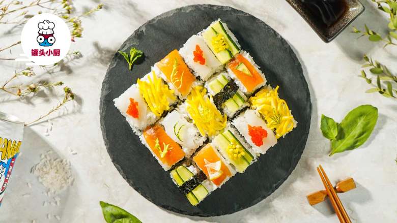 懒人免卷箱寿司,最后用鱼籽、柠檬片、叶子等装饰寿司，即可享用