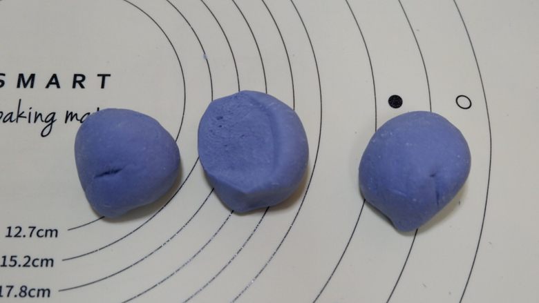 卡通机器猫肠卷馒头,取出蓝色面团平均分成3等份