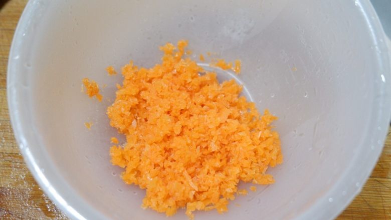青椒鸡肉盅,将胡萝卜打碎。