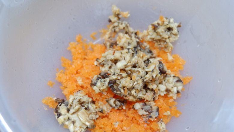 青椒鸡肉盅,将胡萝卜碎，香菇碎与鸡肉泥混合。