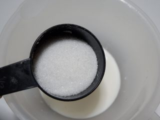 卡通立体可妮兔牛奶米糕,加入砂糖搅拌至砂糖融化。
