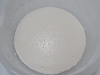 卡通立体可妮兔牛奶米糕,室温发酵至2倍大，表面有很多气泡。不要发酸了，发过头。