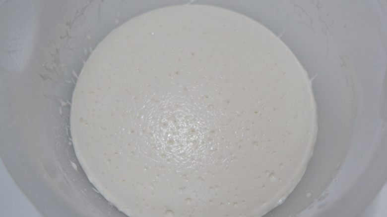 卡通立体可妮兔牛奶米糕,室温发酵至2倍大，表面有很多气泡。不要发酸了，发过头。