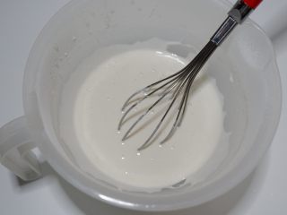 卡通立体可妮兔牛奶米糕,搅拌均匀至无颗粒。