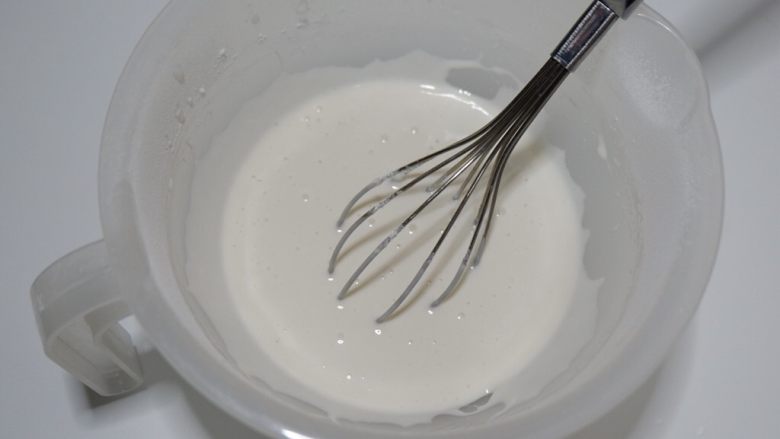 卡通立体可妮兔牛奶米糕,搅拌均匀至无颗粒。