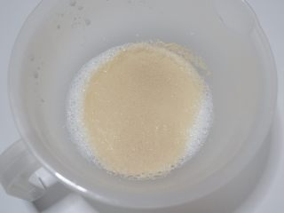 卡通立体可妮兔牛奶米糕,在加入酵母搅拌至酵母融化。