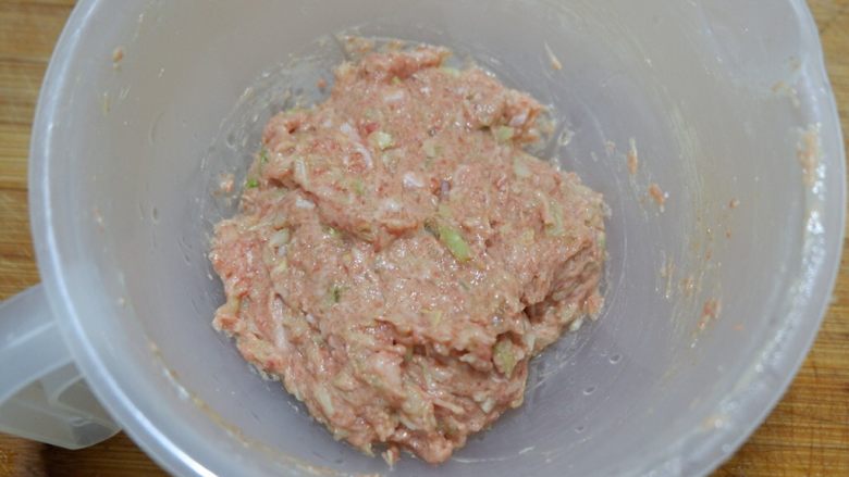 宝宝辅食—大黄米猪肉丸,将两者混合拌匀。