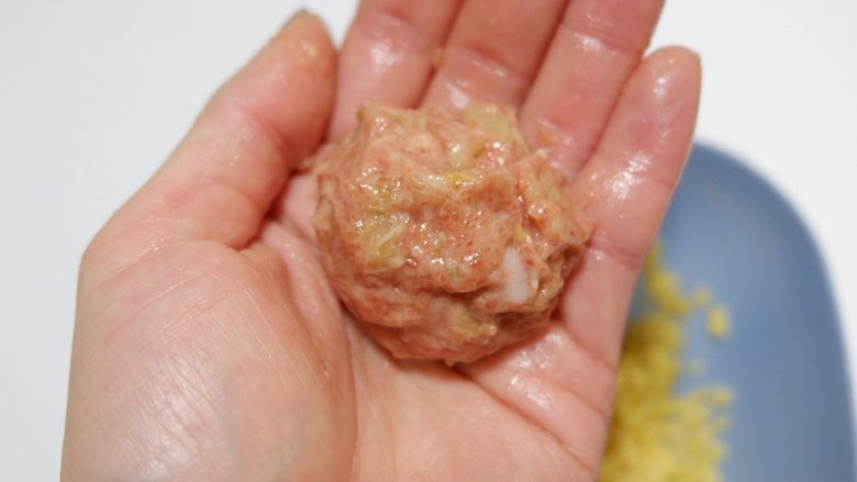 宝宝辅食—大黄米猪肉丸,取适量肉馅搓成圆形。
