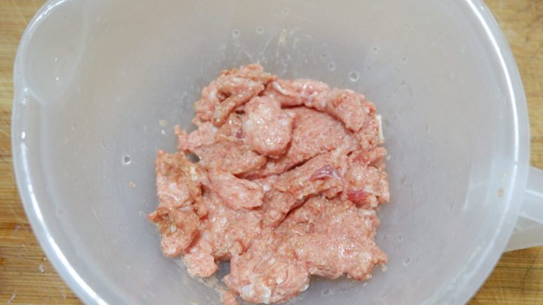宝宝辅食—大黄米猪肉丸,搅好的肉馅取出备用。