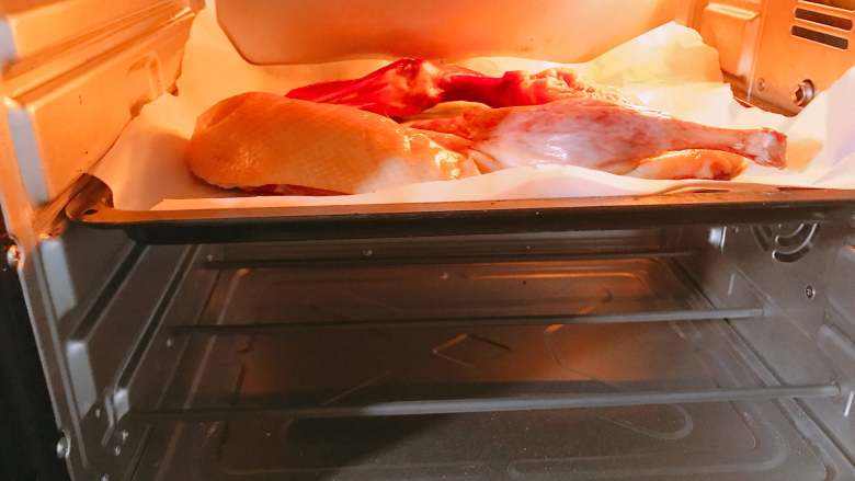 烤箱版北京烤鸭,将烤盘放入烤箱，上火200度下火150度，烤箱预热20分钟。上火200度下火150度烤制1个小时；上火调制250度，下火不变，烤20分钟至鸭皮变为金黄色。