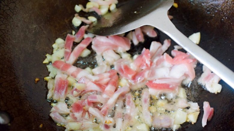 芹菜炒肉,把肉放入锅中。