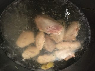 可乐鸡翅（懒人版）,鸡中翅焯一下，撇去浮沫，煮五分钟，捞起来备用。