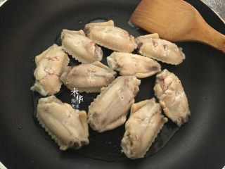 可乐鸡翅（懒人版）,另外拿个平底锅，中火倒入少量油，把鸡中翅摆进去煎，把平滑那面先煎。