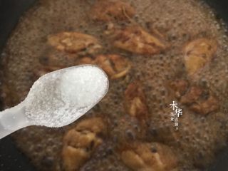 可乐鸡翅（懒人版）,煮到一半汁，加入少许盐。