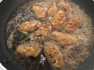 可乐鸡翅（懒人版）,倒入可乐，淹没鸡翅一半的量，中火，盖上锅盖煮。