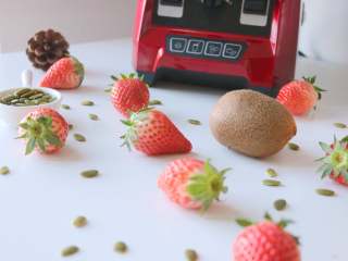 草莓坚果饮|带你玩转低脂健康生活,准备食材：草莓9颗、猕猴桃1个、香蕉1个、酸奶300ml、南瓜子20g；
