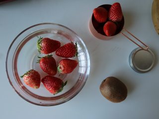 草莓坚果饮|带你玩转低脂健康生活,草莓清水+盐浸泡15分钟备用；