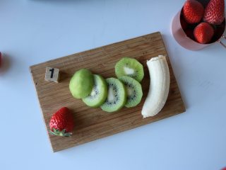 草莓坚果饮|带你玩转低脂健康生活,猕猴桃、香蕉切大块；