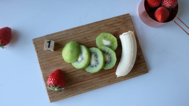 草莓坚果饮|带你玩转低脂健康生活,猕猴桃、香蕉切大块；