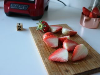 草莓坚果饮|带你玩转低脂健康生活,草莓洗净、切大块；