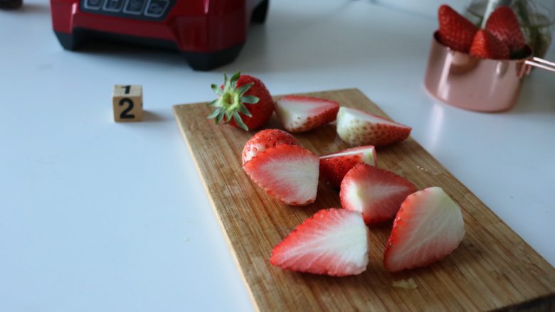 草莓坚果饮|带你玩转低脂健康生活,草莓洗净、切大块；