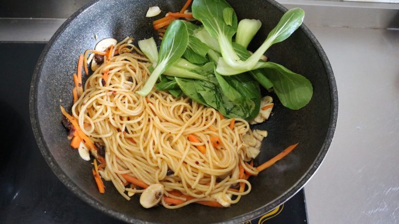 香炒意面|中式意面,加入处理好的油菜翻炒（如果太干、可以加入少量面汤）；