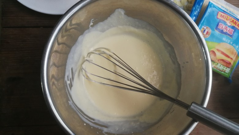 岩烧芝士吐司片,隔热水搅拌，直至芝士片融化，与奶油混合均匀