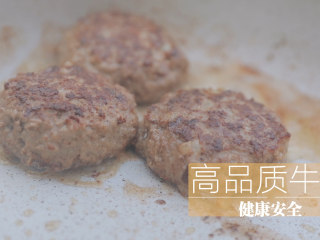 小小牛牛堡「厨娘物语」,锅内倒入20ml食用油，将牛肉饼两面煎熟盛出备用。