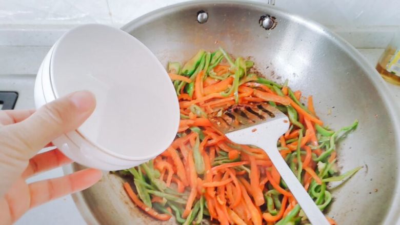豆瓣酱炒双椒,如果有点粘锅了，就加一点点水。继续翻炒。