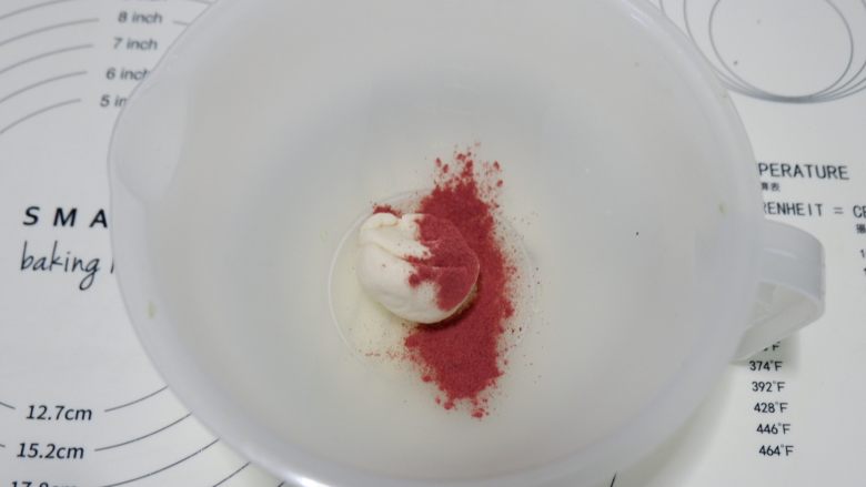凯蒂猫肠卷馒头,预留的红色面团，加入红曲粉