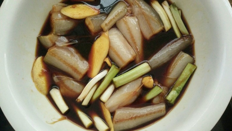 红烧水潺豆腐鱼,搅拌均匀腌制半个小时