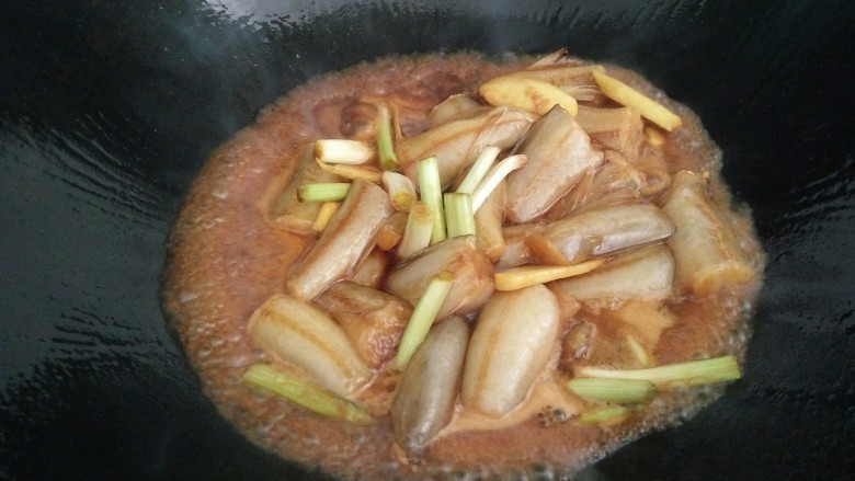 红烧水潺豆腐鱼,倒腌制好的水潺下锅煮熟