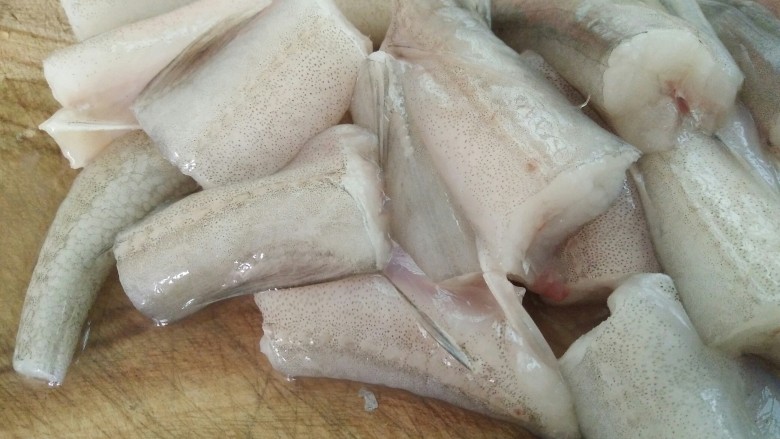 红烧水潺豆腐鱼,一条切3小段
