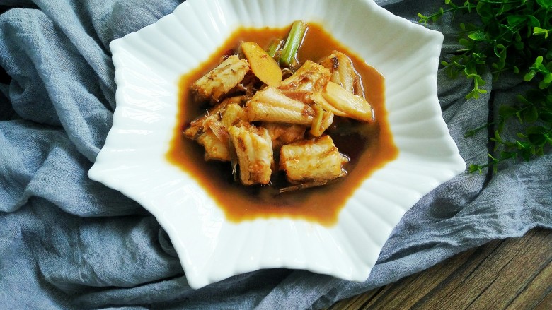 红烧水潺豆腐鱼,煮好的肉质非常嫩滑鲜美。