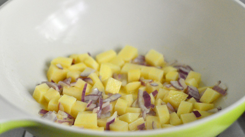 土豆玉米浓汤,放入土豆和洋葱炒制