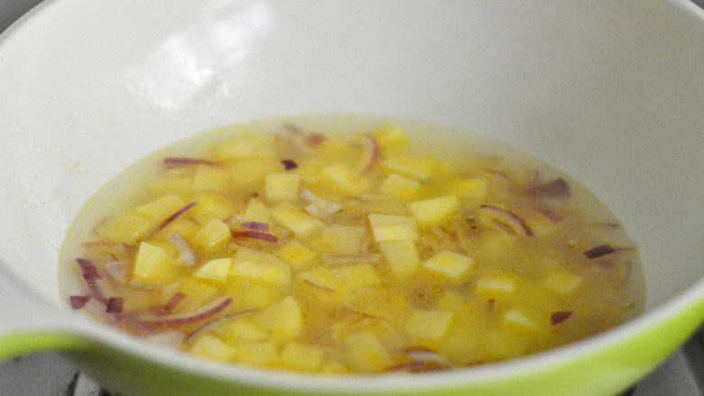 土豆玉米浓汤,倒入水，大火烧开，小火煮20分钟