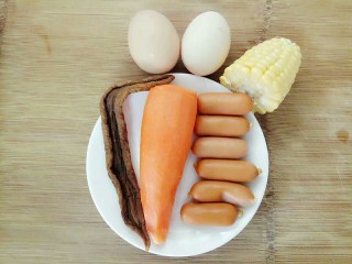 五彩炒饭,准备好食材鸡蛋，玉米，萝卜干，胡萝卜和火腿
