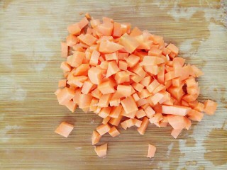 五彩炒饭,胡萝卜洗干净切小块