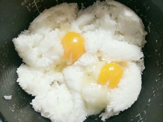 五彩炒饭,米饭中打入两个鸡蛋