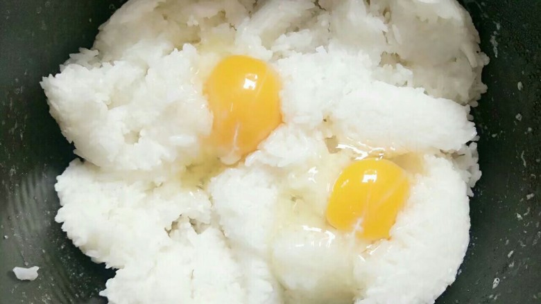 五彩炒饭,米饭中打入两个鸡蛋