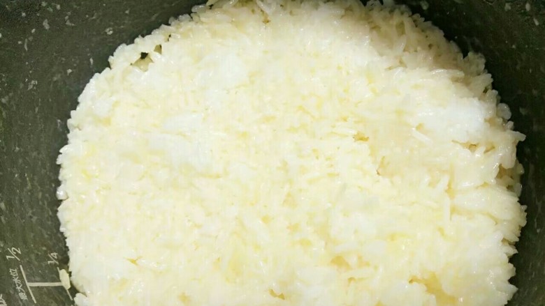 五彩炒饭,鸡蛋和米饭搅拌均匀