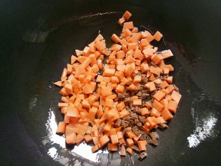 五彩炒饭,锅里放油，油热放入胡萝卜和萝卜干煎一下