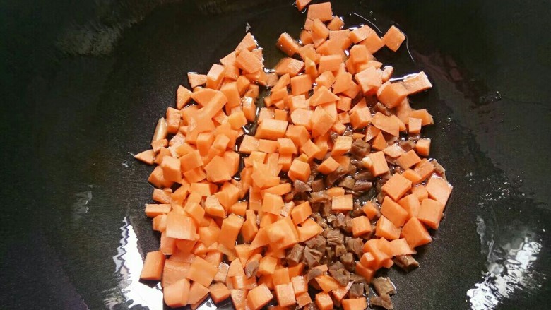 五彩炒饭,锅里放油，油热放入胡萝卜和萝卜干煎一下