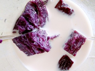 仿真紫薯包（蔓越莓麻薯馅）,紫薯和牛奶一起放入搅拌机中搅拌啊