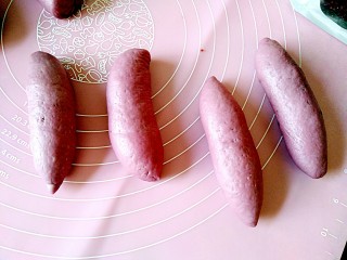 仿真紫薯包（蔓越莓麻薯馅）,搓成长圆滚滚状，紫薯状