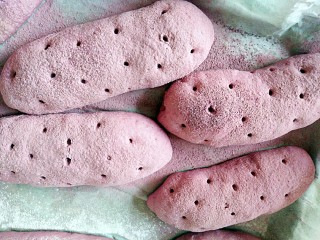 仿真紫薯包（蔓越莓麻薯馅）,醒好后取出撒紫薯粉，用竹签戳孔