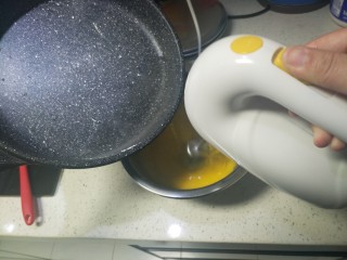 8寸提拉米苏,将煮开的糖水慢慢倒入蛋黄中，边到边打发蛋黄